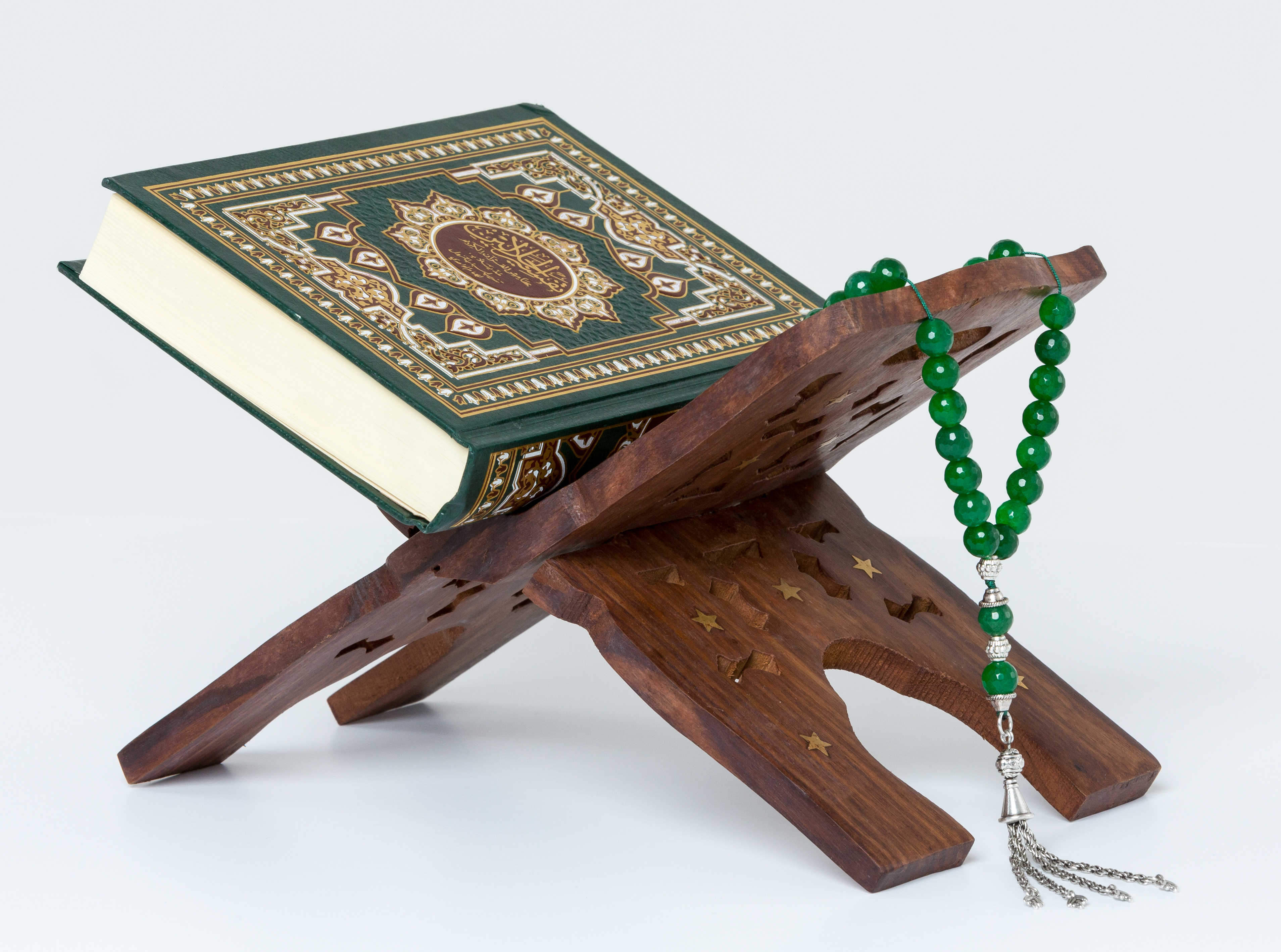 Quron kitob. Коран на подставке для Корана. Подставка для Корана. Мусульманская подставка для книг. Стол для чтения Корана.